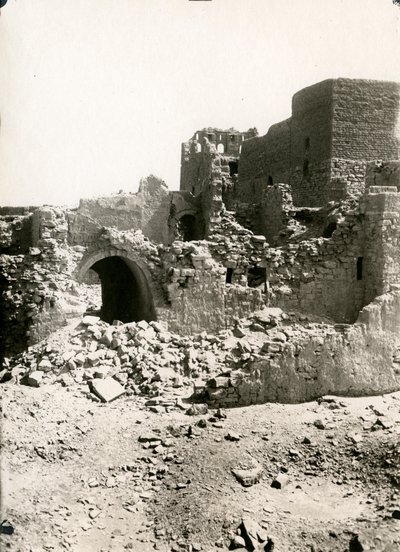 Velká strážnice (qasr) kláštera svatého Simeona, Asuán, Egypt, fotografie Ugo Monneret de Villard od Ugo Monneret de Villard