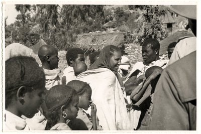Muži, ženy a děti v Axumu, Etiopie, fotografie Ugo Monneret de Villard od Ugo Monneret de Villard