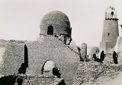 Minaret al-Mašhad al-Bahárí a ruiny mešity, poblíž Asuánu, Egypt, fotografie Ugo Monneret de Villard od Ugo Monneret de Villard