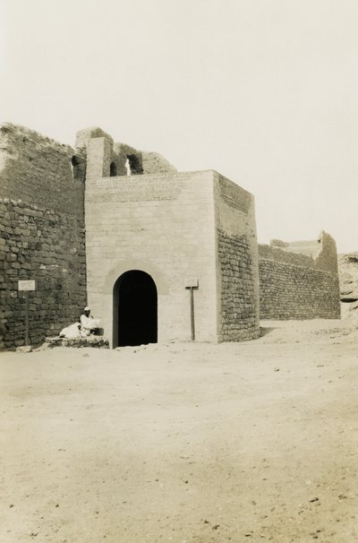 Klášter svatého Simeona, pohled na bránu a orientální věž, Asuán, Egypt, fotografie Ugo Monneret de Villard od Ugo Monneret de Villard