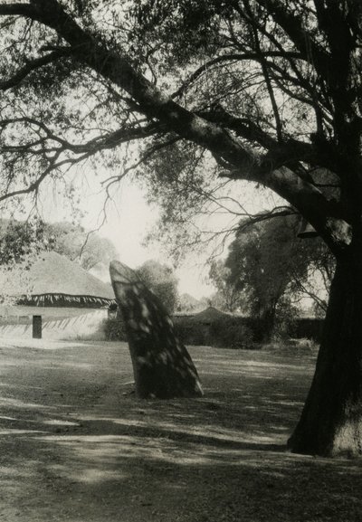 Stéla v Axumu, Etiopie, fotografie Ugo Monneret de Villard, asi 1937 od Ugo Monneret de Villard