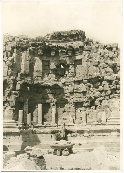 Nymfeum, řecko-římské město Gerasa (dnes Jerash), fotografie Ugo Monneret de Villard, asi 1930 od Ugo Monneret de Villard