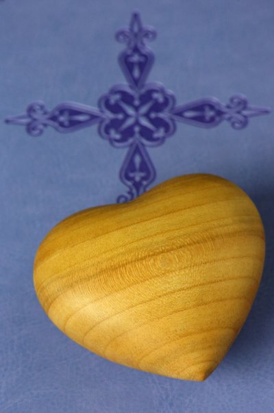 20160120 Vyřezávané dřevěné srdce na svaté Bibli od Unbekannt