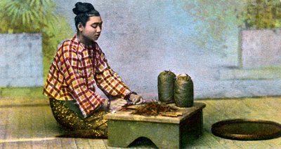 Barmská žena vyrábějící doutníky, 1900 od Unbekannt