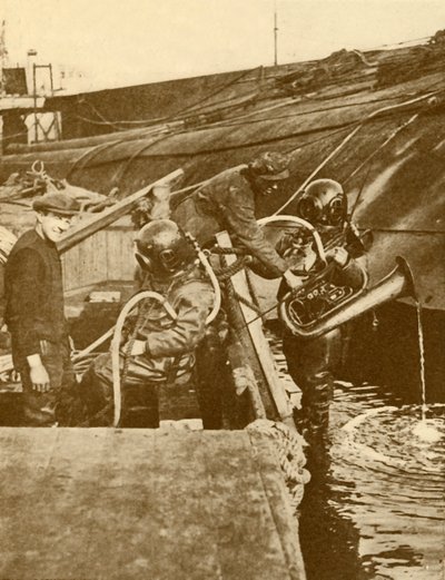 Potápěč s eufoniem a meči od německého císaře potopeného ve Scapa, c1930. od Unbekannt