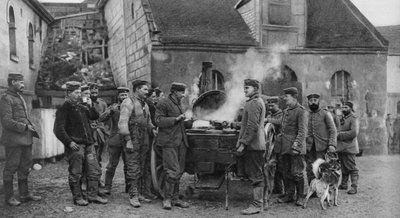 Polní kuchyně německé armády ve francouzské vesnici, první světová válka, 1915 od Unbekannt