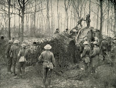 Landship přinášející pod kamufláží německé námořní dělo ráže 5,9, 1919. od Unbekannt