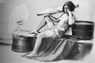 Markézská žena s plně potetovanou spodní částí nohou, 1902 od Unbekannt