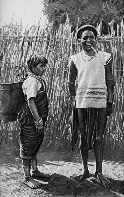 Pár Moi uvnitř vesnické palisády, Afrika, 1922 od Unbekannt