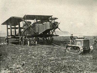 Malý motorový traktor získává obrovský R.A.F. Bombardovací stroj do pozice..., 1919. od Unbekannt