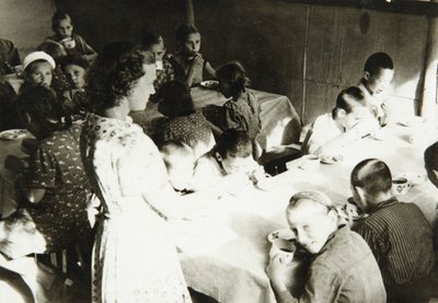 Táborová jídelna mladých pionýrů, SSSR, 30. léta 20. století od Unbekannt