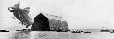 Zeppelin vstupující do své plovoucí kůlny, c 1900, c1920 od Unbekannt