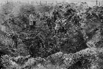 Kráter způsobený výbuchem miny, západní fronta, 1917 od Unbekannt