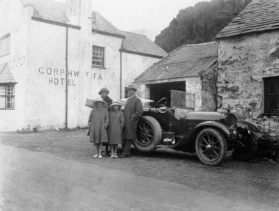 Rodina stojící vedle svého auta, Gorphwysfa Hotel, Severní Wales, 20. až 30. léta 20. století od Unbekannt