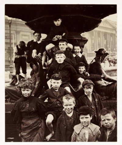 Skupina dětí před fontánou Steble v Liverpoolu, pořízená neznámým fotografem asi v roce 1905 od Unbekannt