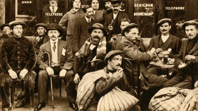 Skupina uprchlických terénních pracovníků v kavárně v Paříži, první světová válka, 1914-1918, 1933. od Unbekannt