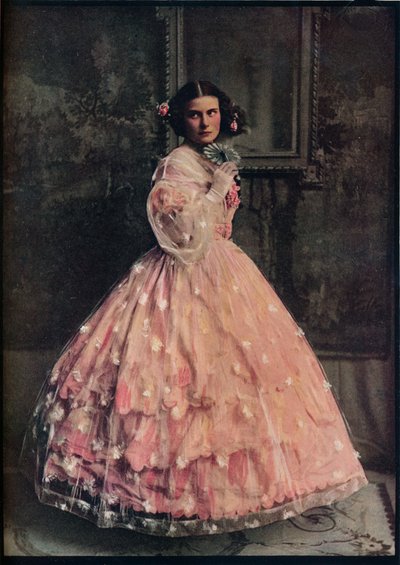 Plesové šaty se třemi vroubky z růžového hedvábí s převleky z bílé květované gázy, 1850-60, c1913 od Unbekannt