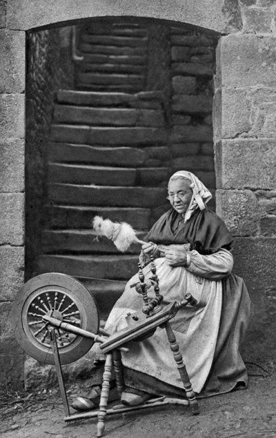 Žena u kolovratu, Dinan, Bretaň, Francie, c1922 od Unbekannt