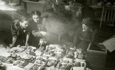 Herečky Moskevského uměleckého divadla připravující dárky pro Rudou armádu, SSSR, 1943 od Unbekannt