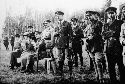 Admirál Alexander Kolchak sedí s britskými důstojníky na východní frontě, Rusko, 1918 od Unbekannt