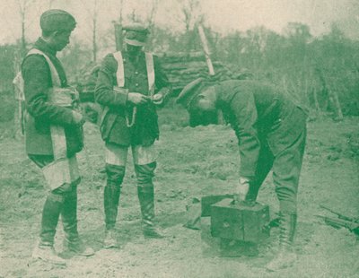 Letečtí fotografové připevňující padákové postroje před výstupem, c1917 1919 od Unbekannt