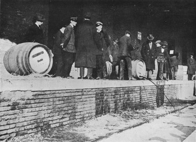 Po vyhlášení války: Německé pivo utíká v italském celním skladu, 1915 od Unbekannt