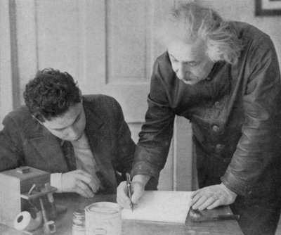 Albert Einstein, německo-švýcarsko-americký matematik a fyzik, se studentem od Unbekannt