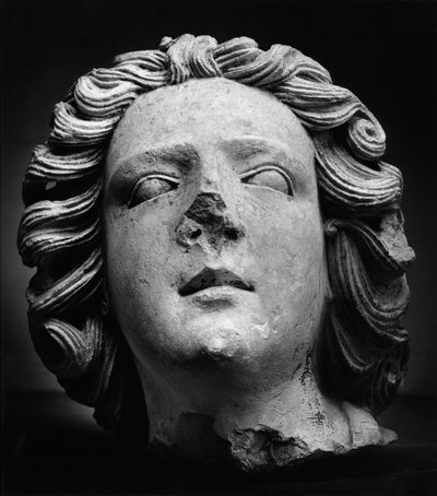 Andělská hlava Anonymní socha. Městské muzeum Semur v Auxois (Cote d