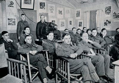 Armádní umělecká skupina: Adrian Hill, R.B.A., R.O.I., přednáší o umění a cílech Picassa, 1944 od Unbekannt
