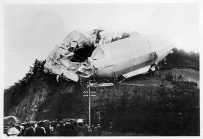 Armádní Zeppelin Z2 LZ5 uvízl poblíž Weilburgu během bouře, Německo, 1910 1933 od Unbekannt