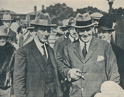Příjezd do Anglie. Kapitán Cecil Foster a jeho hlavní důstojník Gravesend, srpen 1923, 1936 od Unbekannt