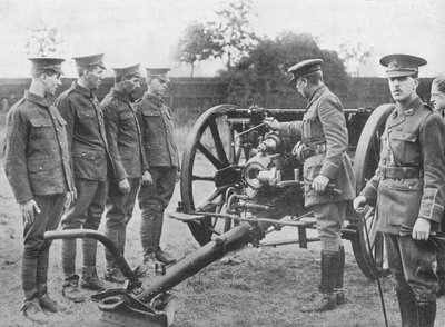 Dělostřelci, kterým byl vysvětlen mechanismus 18liberního, 1915 od Unbekannt