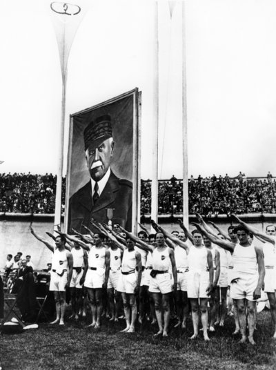 Sportovci vzdávající fašistický pozdrav, Parc des Princes, Paříž, 1941 od Unbekannt