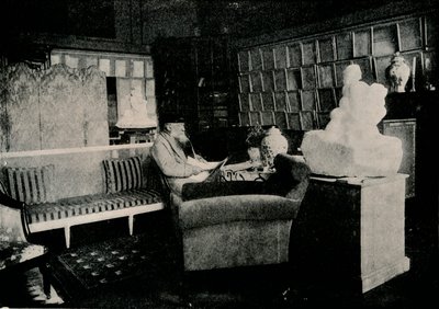 Auguste Rodin mezi svými knihami V 77 Rue De Varenne, c1900 od Unbekannt