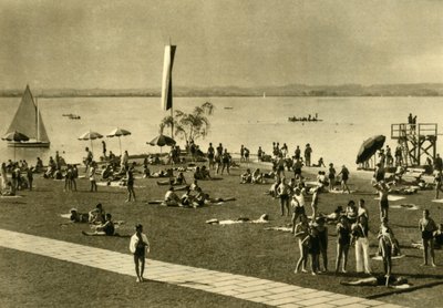Koupající se na břehu Bodamského jezera, Bregenz, Rakousko, c1935. od Unbekannt