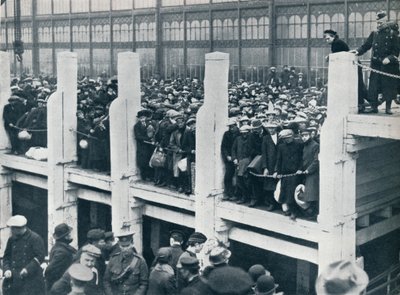 Belgičtí uprchlíci v přístavu v Ostende čekající na loď, která je odveze do Anglie, 1914. od Unbekannt