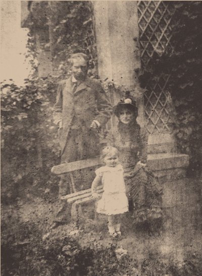 Berthe Morisot, její manžel Eugène Manet a jejich dcera Julie, cca 1881 od Unbekannt