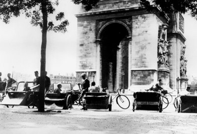 Cyklistické taxíky na náměstí Place dEtoile u Vítězného oblouku, Němci okupovaná Paříž, srpen 1943 od Unbekannt