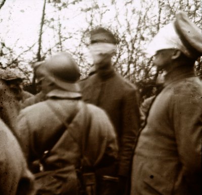 Vojáci se zavázanýma očima, listopad 1918 od Unbekannt