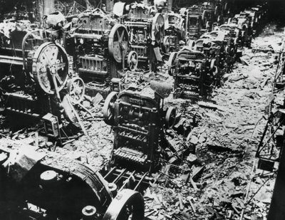 Poškození bombou v továrně Renault, Sevres, Paříž, 4. dubna 1943 od Unbekannt