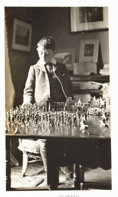 Chlapec si hraje s vojáčky, c 1912 od Unbekannt