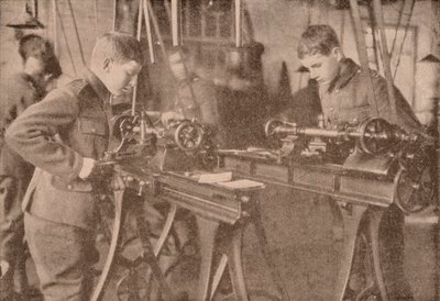 Boys of Bradfield College vyrábějící díly mušlí, Berkshire, c1916 1928 od Unbekannt