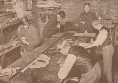 Boys of Harrow School vyrábějící dlahy, berle a další předměty pro raněné, c1916 1928 od Unbekannt
