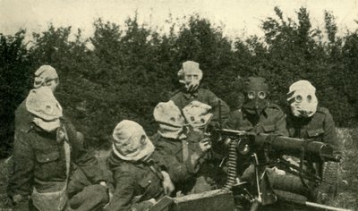 ...britská kulometná sekce s protiplynovými maskami, první světová válka, 1914-1918, c1920. od Unbekannt