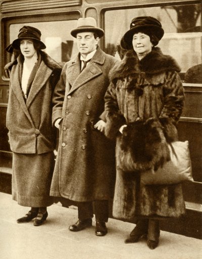 Britský premiér Stanley Baldwin s manželkou a dcerou, Londýn, 27. ledna 1923, 1935. od Unbekannt