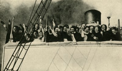 Britské sestry Červeného kříže na cestě na frontu, první světová válka, 1914, c1920. od Unbekannt