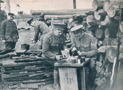 Britští inženýři z Expeditionary Force vyrábějící ruční granáty z plechovek od tabáku, c1914 od Unbekannt