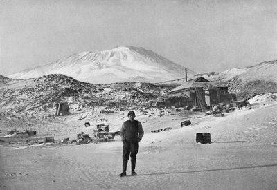 Britský průzkumník Ernest Shackleton v základním táboře Cape Royds, Antarktida, 1908 od Unbekannt