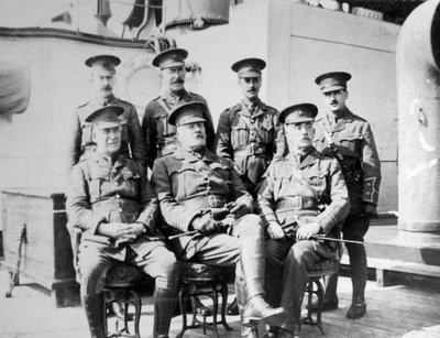 Britští důstojníci na vězeňské lodi Royal Edward kotvící těsně u Southendu, listopad 1914 od Unbekannt