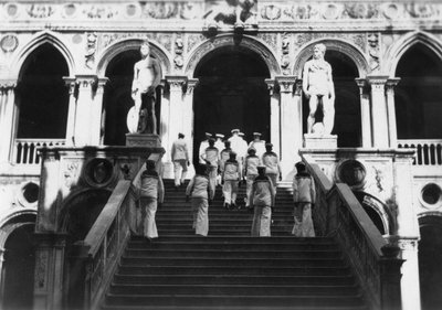 Britští námořníci navštěvující Dóžecí palác, Benátky, Itálie, 1938 od Unbekannt